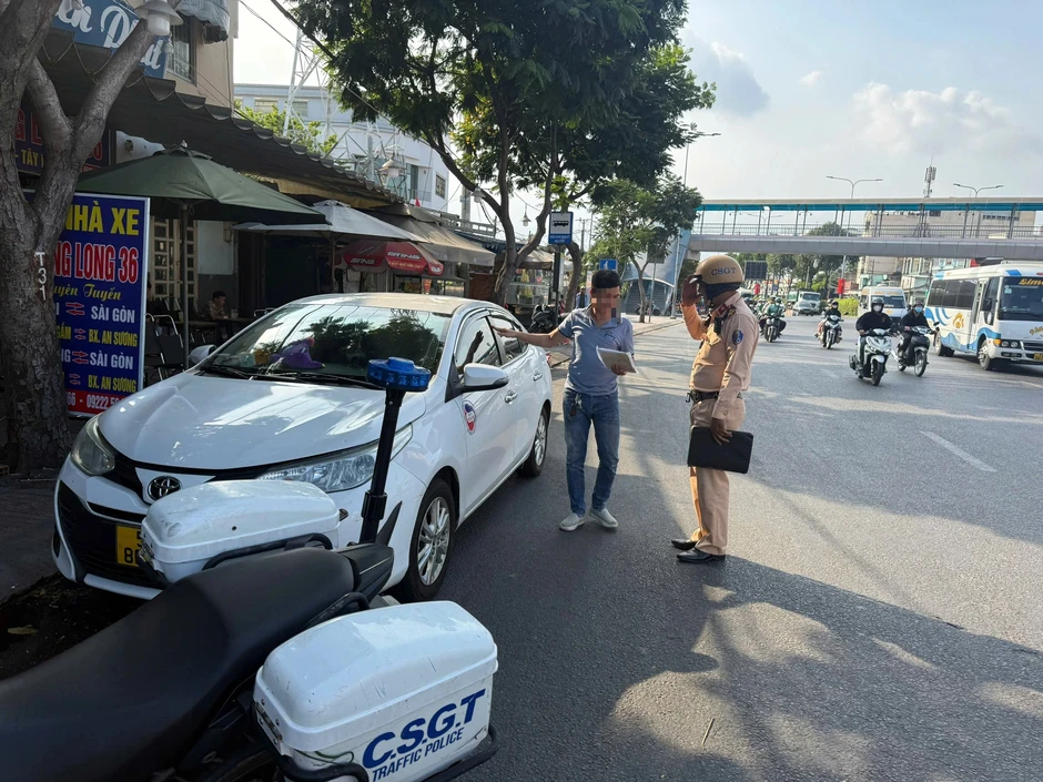 Nhiều người bị CSGT TP.HCM phạt vì thói quen dừng, đỗ xe quanh bến xe Nhiều người bị CSGT TP.HCM phạt vì thói quen dừng, đỗ xe quanh bến xe