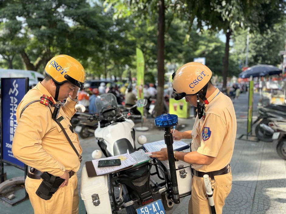 Nhiều người mắc lỗi đi ngược chiều ở trung tâm TP.HCM mà không biết Nhiều người mắc lỗi đi ngược chiều ở trung tâm TP.HCM mà không biết