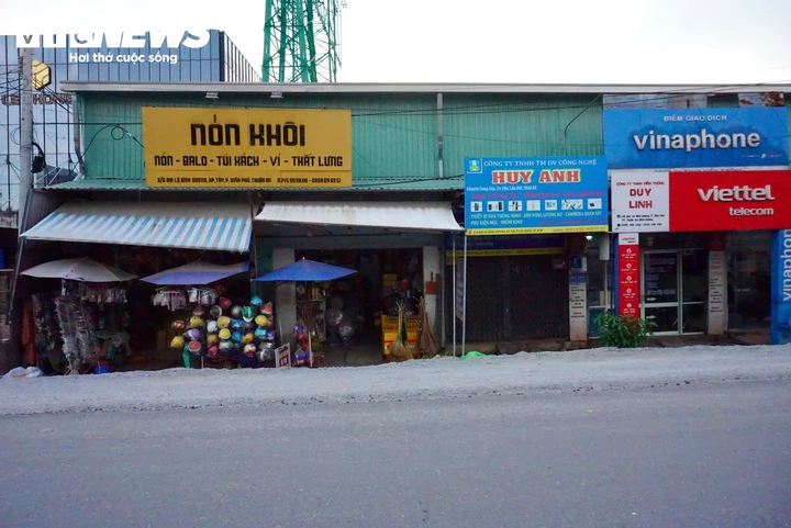 Nhiều nhà dân 'lọt thỏm' khi Quốc lộ 13 nâng cao cả mét Nhiều nhà dân 'lọt thỏm' khi Quốc lộ 13 nâng cao cả mét