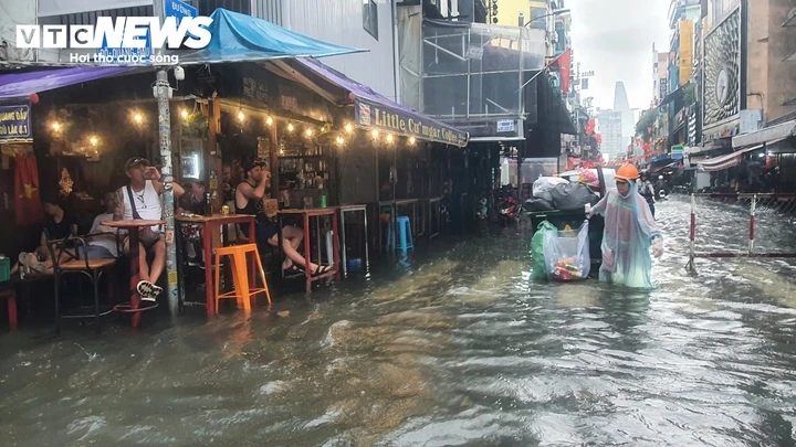 Nhiều tuyến đường trung tâm TP.HCM ngập sâu sau mưa lớn Nhiều tuyến đường trung tâm TP.HCM ngập sâu sau mưa lớn
