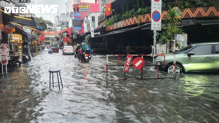 Nhiều tuyến đường trung tâm TP.HCM ngập sâu sau mưa lớn Nhiều tuyến đường trung tâm TP.HCM ngập sâu sau mưa lớn