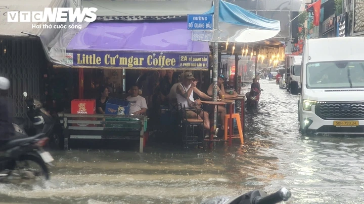 Nhiều tuyến đường trung tâm TP.HCM ngập sâu sau mưa lớn Nhiều tuyến đường trung tâm TP.HCM ngập sâu sau mưa lớn