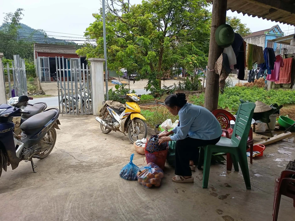 Nhìn mẹ tôi mang đồ quê lên biếu thông gia và phản ứng vô tư của bố mẹ chồng làm tôi trào nước mắt Nhìn mẹ tôi mang đồ quê lên biếu thông gia và phản ứng vô tư của bố mẹ chồng làm tôi trào nước mắt
