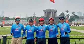 Nhóm bạn U.60 đạp xe xuyên Việt 'gom' yêu thương