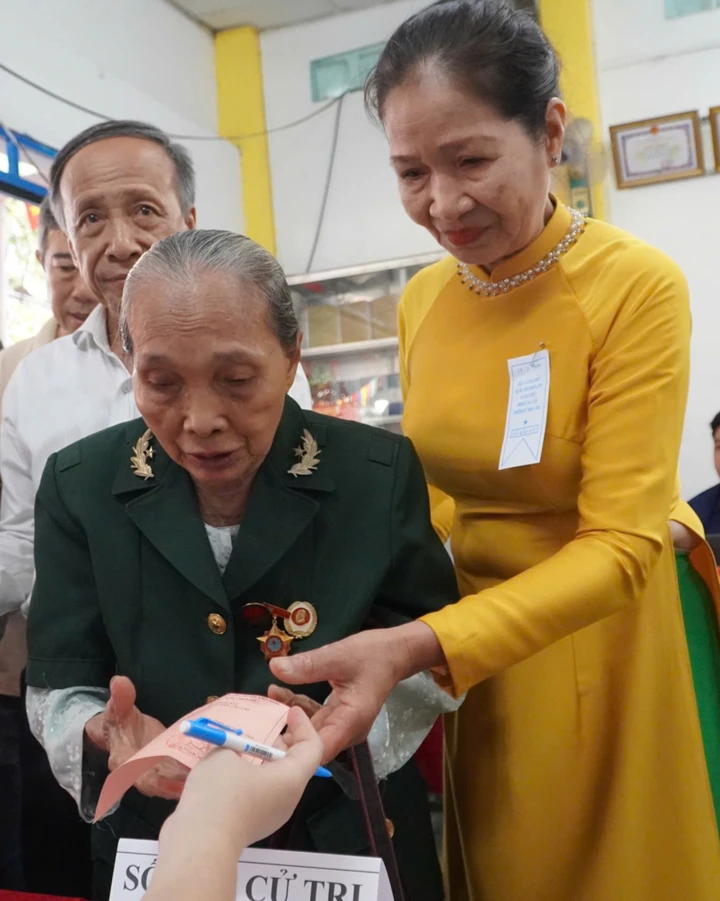 Những cử tri đặc biệt ở TP.HCM đi bỏ phiếu