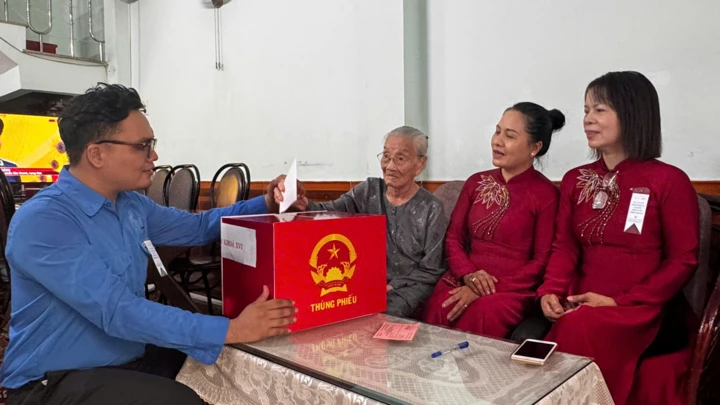 Những cử tri đặc biệt ở TP.HCM đi bỏ phiếu
