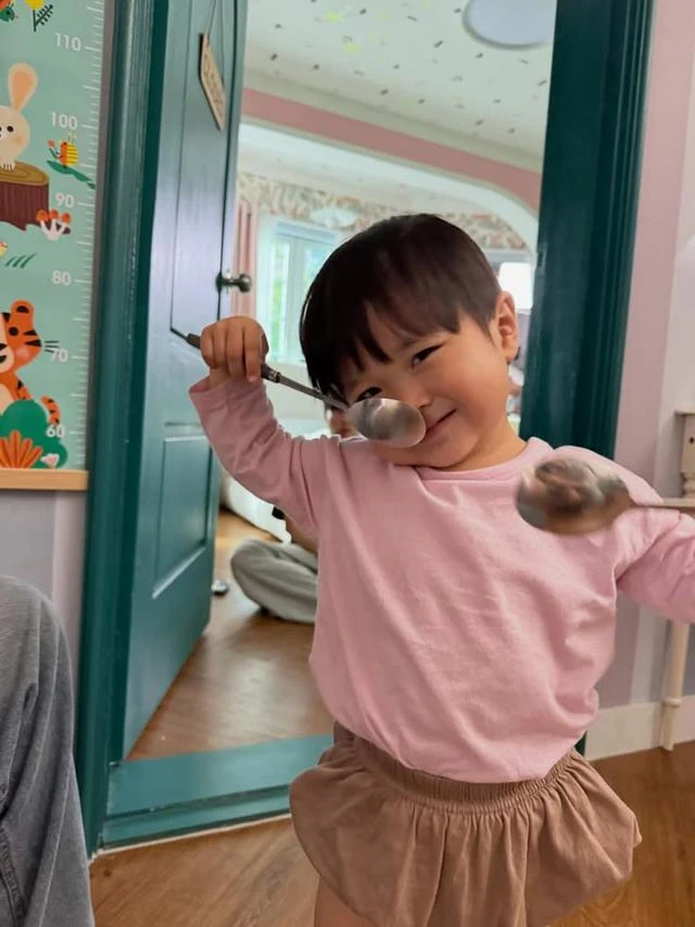 Những em bé được ông bà khen “có phúc” thường có 5 đặc điểm này