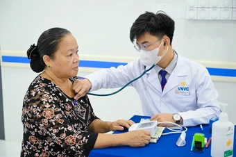 Những người Côn Đảo lần đầu được tiêm vaccine cúm - Báo TinVina