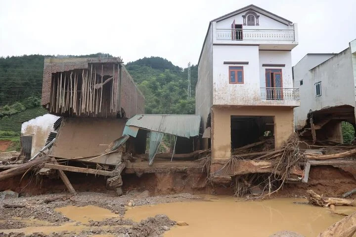 Những sườn núi bị xé toạc sau trận lũ quét kinh hoàng ở Lai Châu