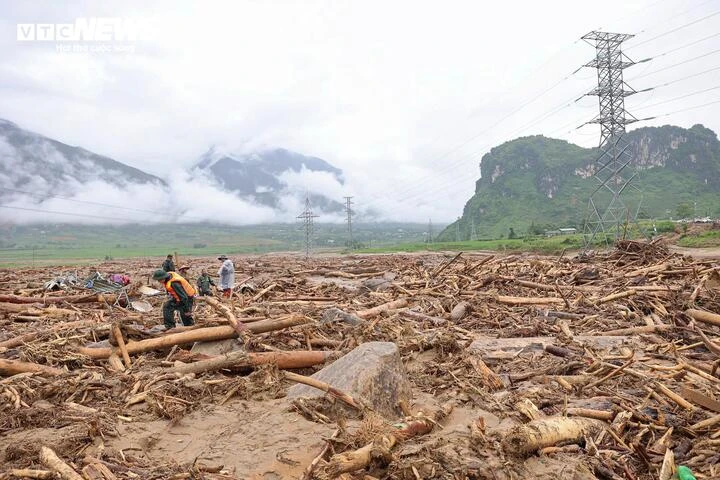 Những sườn núi bị xé toạc sau trận lũ quét kinh hoàng ở Lai Châu