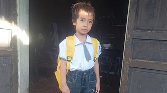Nỗ lực đến trường của cô bé bị u não