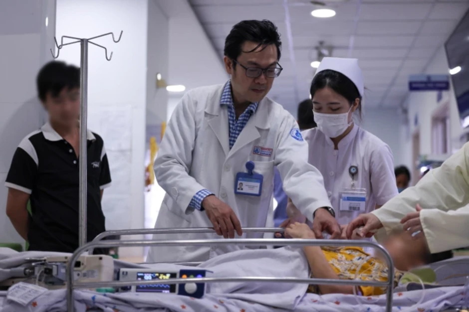 Nỗi lo chăm người thân bị sốt xuất huyết đầu năm Nỗi lo chăm người thân bị sốt xuất huyết đầu năm