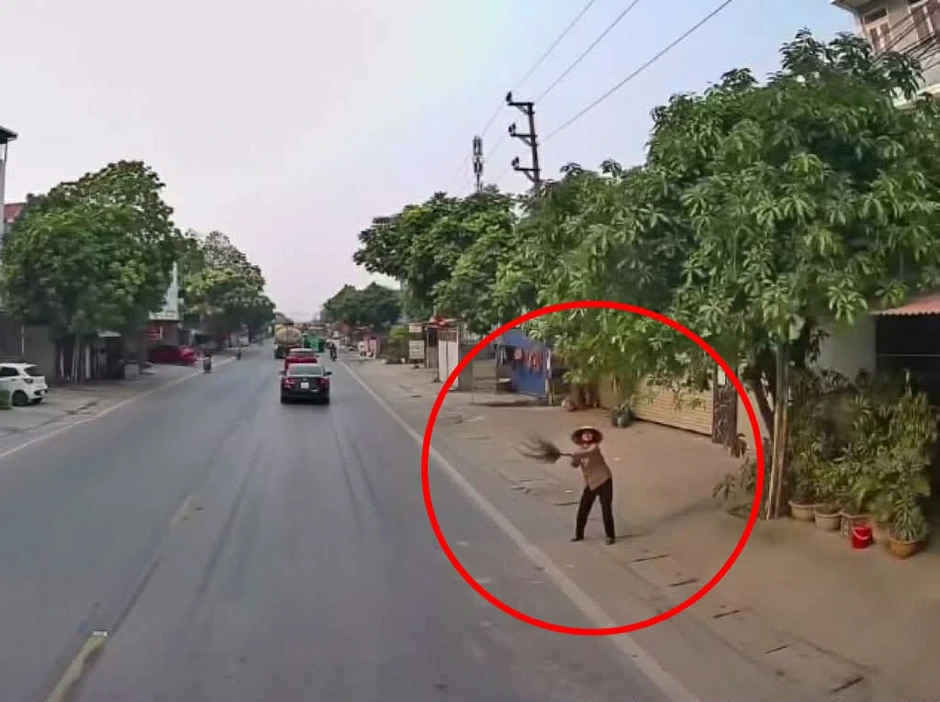 Nữ ân nhân cầm chổi ra hiệu, cứu cô gái Hải Phòng thoát chết trước ô tô Nữ ân nhân cầm chổi ra hiệu, cứu cô gái Hải Phòng thoát chết trước ô tô