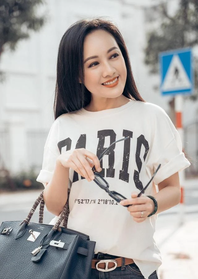 Nữ BTV Thời sự 19h là con gái nhà sáng chế lẫy lừng, từng làm hàng không, đóng phim truyền hình cùng Quyền Linh, Lý Hùng Nữ BTV Thời sự 19h là con gái nhà sáng chế lẫy lừng, từng làm hàng không, đóng phim truyền hình cùng Quyền Linh, Lý Hùng