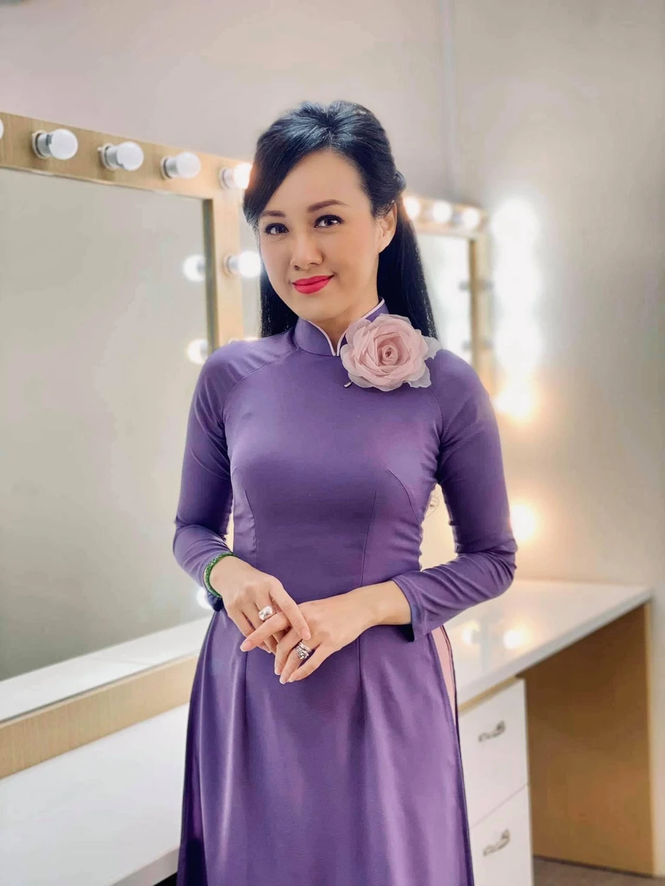 Nữ BTV Thời sự 19h là con gái nhà sáng chế lẫy lừng, từng làm hàng không, đóng phim truyền hình cùng Quyền Linh, Lý Hùng Nữ BTV Thời sự 19h là con gái nhà sáng chế lẫy lừng, từng làm hàng không, đóng phim truyền hình cùng Quyền Linh, Lý Hùng