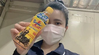 Nữ công nhân ngỡ bị lừa khi nhận tin trúng 100 triệu đồng