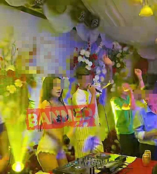 Nữ DJ ăn mặc kệch cỡm chơi nhạc đám cưới, khiến CĐM phải "đặt dấu hỏi" về phép lịch sự Nữ DJ ăn mặc kệch cỡm chơi nhạc đám cưới, khiến CĐM phải "đặt dấu hỏi" về phép lịch sự
