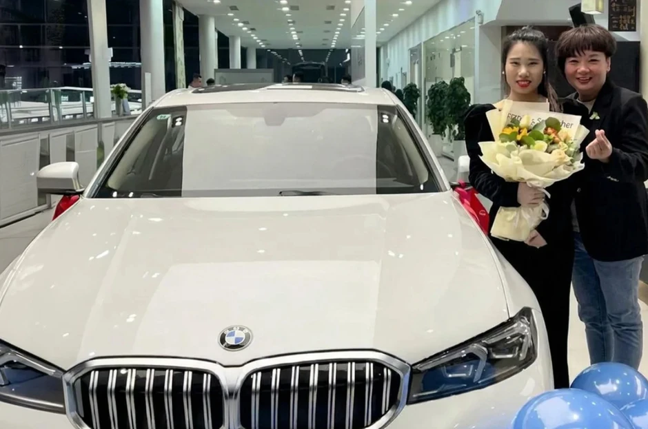 Nữ doanh nhân tặng ô tô cho nhân viên trong mùa đông lạnh giá Nữ doanh nhân tặng ô tô cho nhân viên trong mùa đông lạnh giá