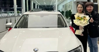 Nữ doanh nhân tặng ô tô cho nhân viên trong mùa đông lạnh giá