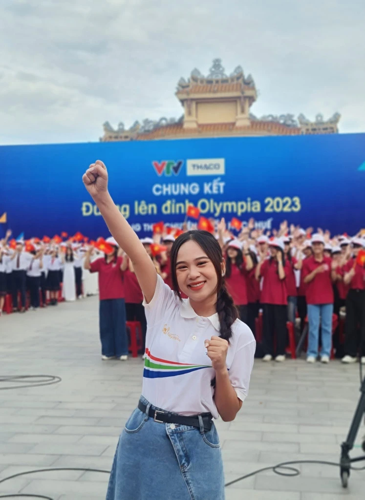 Nữ MC SN 1996 từng dẫn Đường Lên Đỉnh Olympia mơ làm cô giáo cấp 3, tốt nghiệp Sư phạm Ngữ văn rồi bén duyên truyền hình