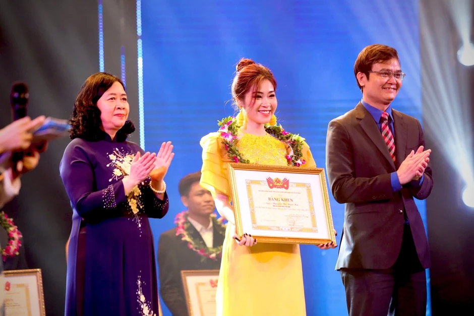 Nữ nghệ sĩ bước lên không gian số cùng bản sắc Việt Nữ nghệ sĩ bước lên không gian số cùng bản sắc Việt