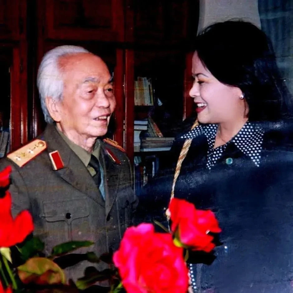 Nữ NSND Hà Vy: Thủ khoa kép ở tuổi U50, mẹ BTV VTV nổi tiếng Nữ NSND Hà Vy: Thủ khoa kép ở tuổi U50, mẹ BTV VTV nổi tiếng