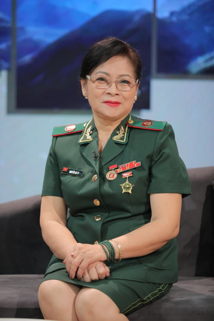 Nữ NSND Hà Vy: Thủ khoa kép ở tuổi U50, mẹ BTV VTV nổi tiếng Nữ NSND Hà Vy: Thủ khoa kép ở tuổi U50, mẹ BTV VTV nổi tiếng