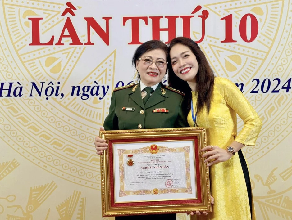 Nữ NSND Hà Vy: Thủ khoa kép ở tuổi U50, mẹ BTV VTV nổi tiếng Nữ NSND Hà Vy: Thủ khoa kép ở tuổi U50, mẹ BTV VTV nổi tiếng