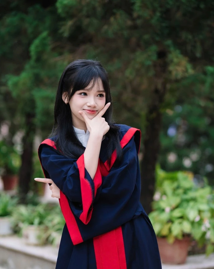 Nữ sinh mồ côi cha từ nhỏ trở thành đồng thủ khoa toàn quốc 2026 với 38,5 điểm Nữ sinh mồ côi cha từ nhỏ trở thành đồng thủ khoa toàn quốc 2026 với 38,5 điểm