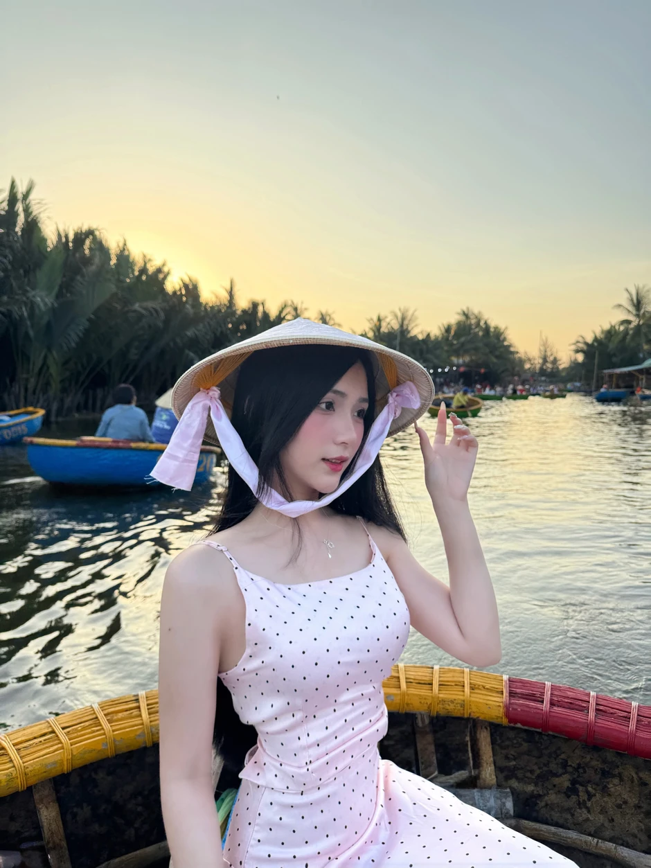 Nữ sinh nóng bỏng khoe chiến tích Nữ sinh nóng bỏng khoe chiến tích