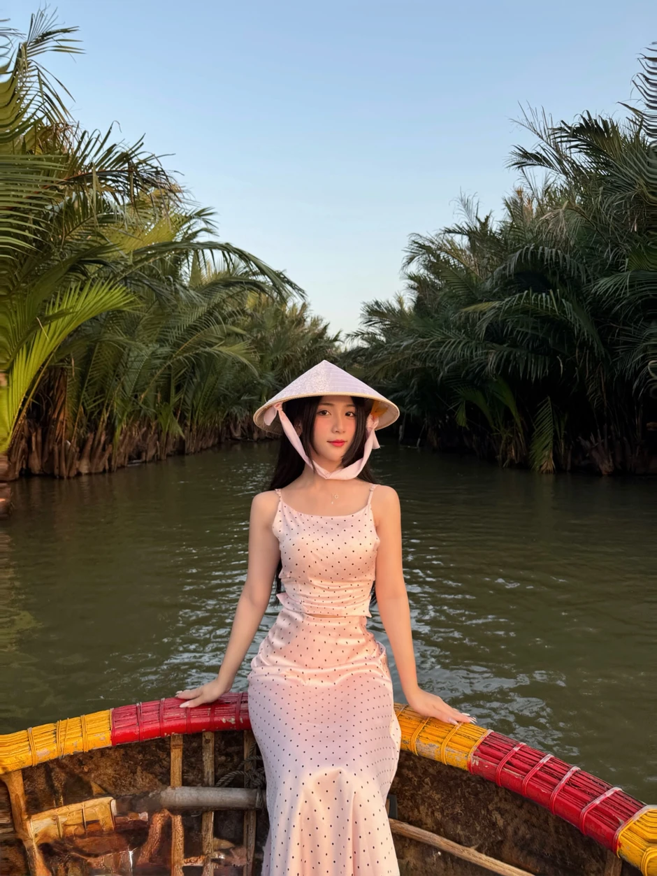 Nữ sinh nóng bỏng khoe chiến tích Nữ sinh nóng bỏng khoe chiến tích
