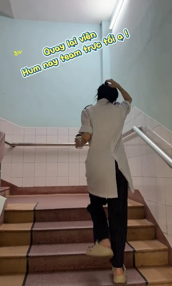 Nữ sinh viên Y khoa gây chú ý với nhan sắc xinh đẹp khi ngồi ngủ gật trên hành lang bệnh viện, hóa ra là vợ cầu thủ nổi tiếng Nữ sinh viên Y khoa gây chú ý với nhan sắc xinh đẹp khi ngồi ngủ gật trên hành lang bệnh viện, hóa ra là vợ cầu thủ nổi tiếng