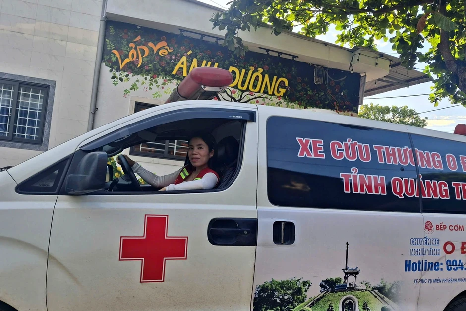 Nữ tài xế lái xe xuyên đêm sau cuộc gọi khẩn cấp Nữ tài xế lái xe xuyên đêm sau cuộc gọi khẩn cấp