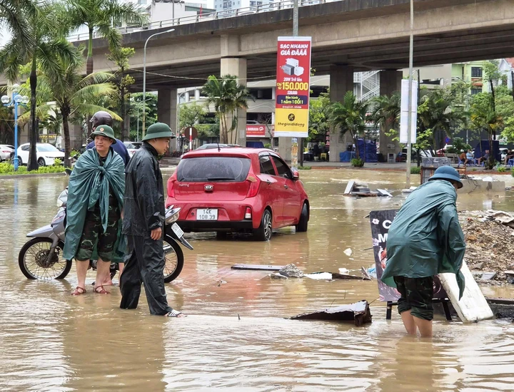Nước dâng nhanh ở Quảng Ninh, nhiều tuyến phố chìm trong biển nước Nước dâng nhanh ở Quảng Ninh, nhiều tuyến phố chìm trong biển nước