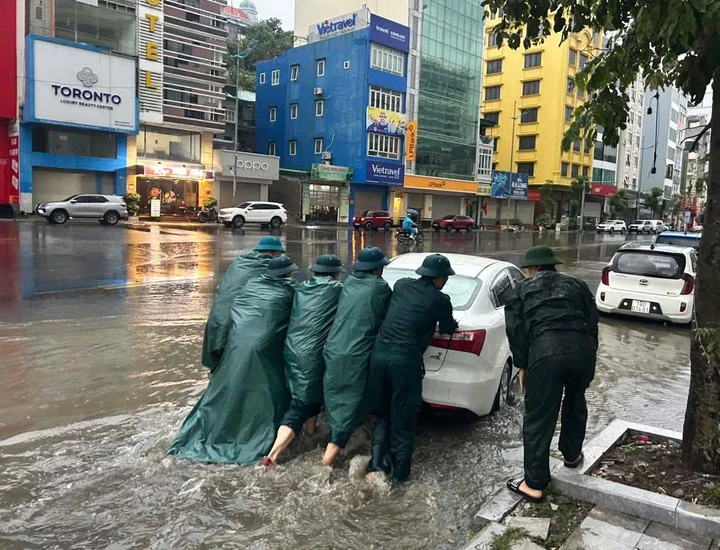 Nước dâng nhanh ở Quảng Ninh, nhiều tuyến phố chìm trong biển nước Nước dâng nhanh ở Quảng Ninh, nhiều tuyến phố chìm trong biển nước