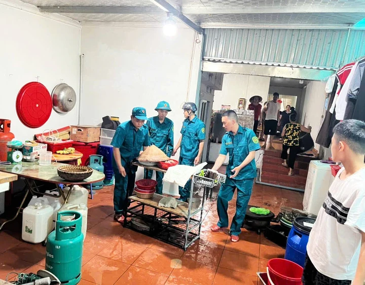 Nước dâng nhanh ở Quảng Ninh, nhiều tuyến phố chìm trong biển nước Nước dâng nhanh ở Quảng Ninh, nhiều tuyến phố chìm trong biển nước