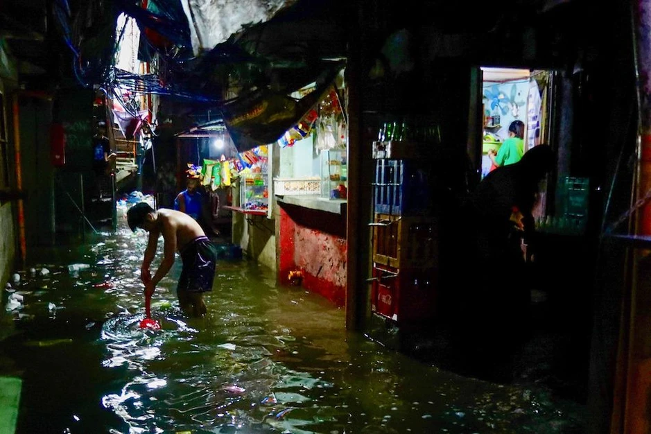 Nước lũ tràn vào xe buýt ở Philippines giữa mưa lớn năm 2026 Nước lũ tràn vào xe buýt ở Philippines giữa mưa lớn năm 2026