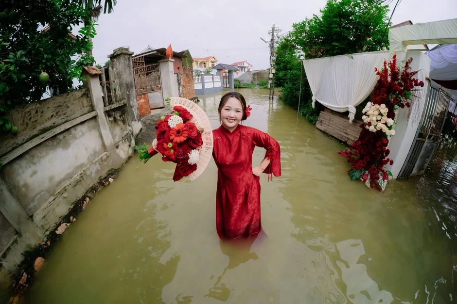 Nước ngập 4 ngày chưa rút, cô dâu xinh đẹp ở Hà Nội chụp bộ ảnh để đời