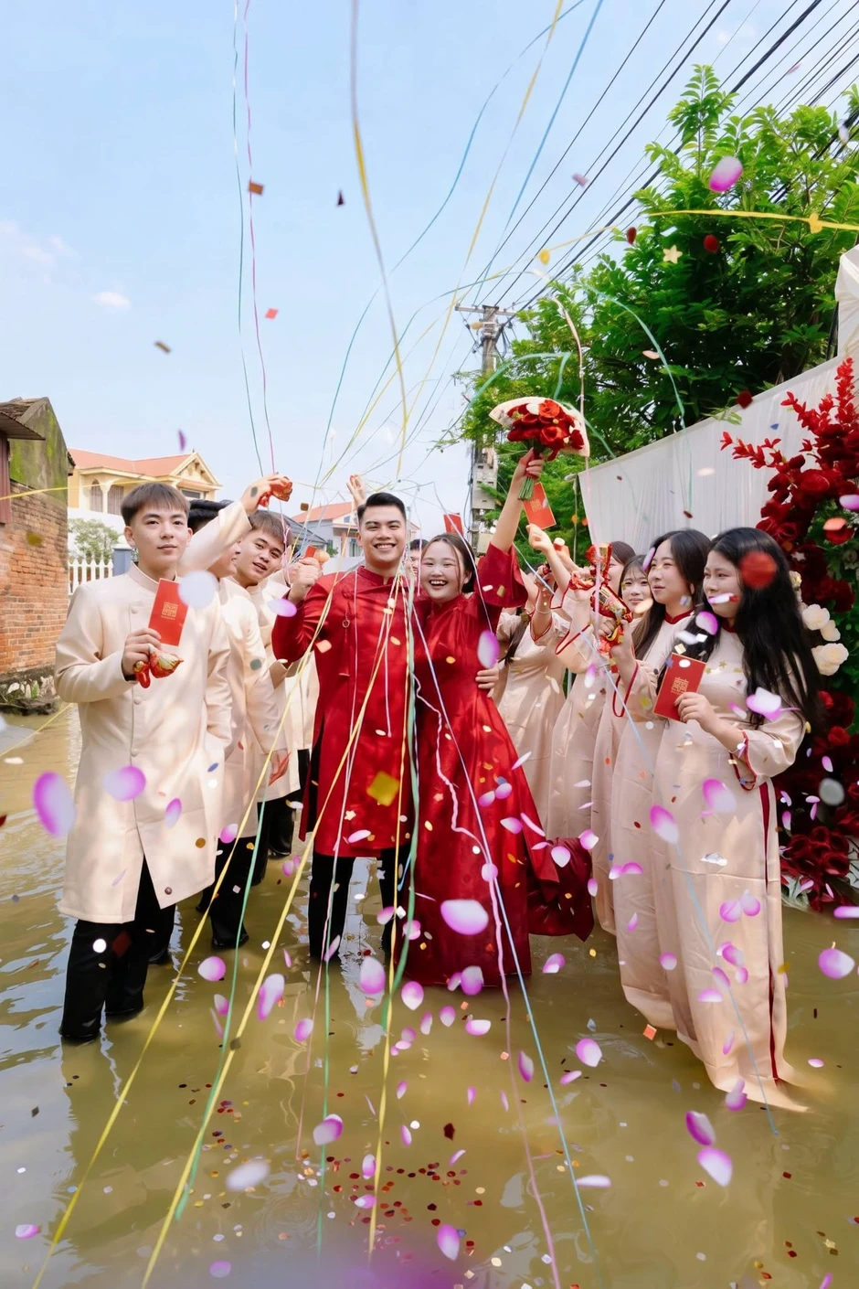 Nước ngập 4 ngày chưa rút, cô dâu xinh đẹp ở Hà Nội chụp bộ ảnh để đời