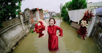 Nước ngập 4 ngày chưa rút, cô dâu xinh đẹp ở Hà Nội chụp bộ ảnh để đời