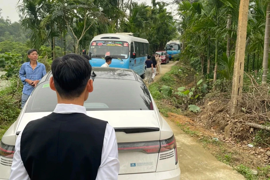 Ô tô đậu chắn đường đám cưới, đoàn nhà gái có hành động nhận "mưa lời khen"
