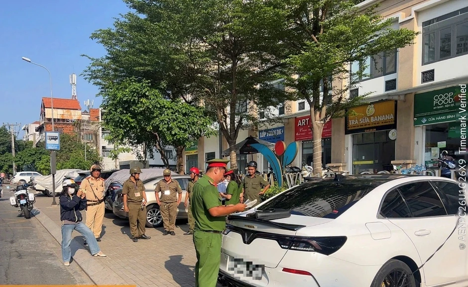 Ô tô đỗ trên vỉa hè ở TP.HCM bị ghi hình phạt nguội, nhiều xe bị cẩu Ô tô đỗ trên vỉa hè ở TP.HCM bị ghi hình phạt nguội, nhiều xe bị cẩu