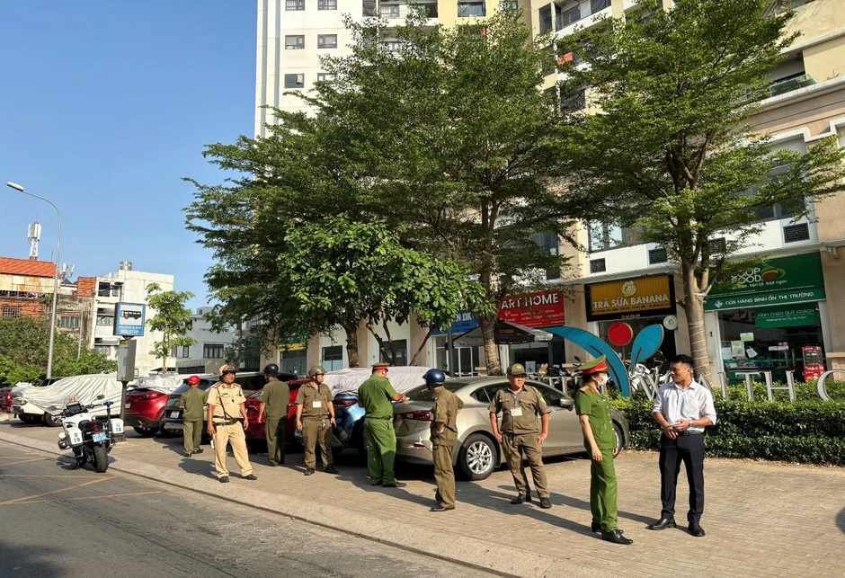 Ô tô đỗ trên vỉa hè ở TP.HCM bị ghi hình phạt nguội, nhiều xe bị cẩu Ô tô đỗ trên vỉa hè ở TP.HCM bị ghi hình phạt nguội, nhiều xe bị cẩu