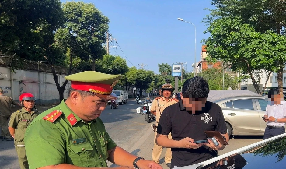 Ô tô đỗ trên vỉa hè ở TP.HCM bị ghi hình phạt nguội, nhiều xe bị cẩu Ô tô đỗ trên vỉa hè ở TP.HCM bị ghi hình phạt nguội, nhiều xe bị cẩu