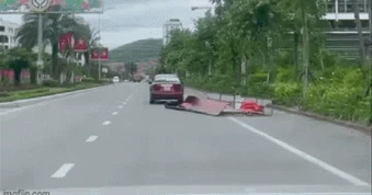 Ô tô kéo lê khung sắt, tấm tôn trên đường: Thông tin bất ngờ về danh tính chủ xe