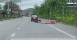 Ô tô kéo lê khung sắt, tấm tôn trên đường: Thông tin bất ngờ về danh tính chủ xe
