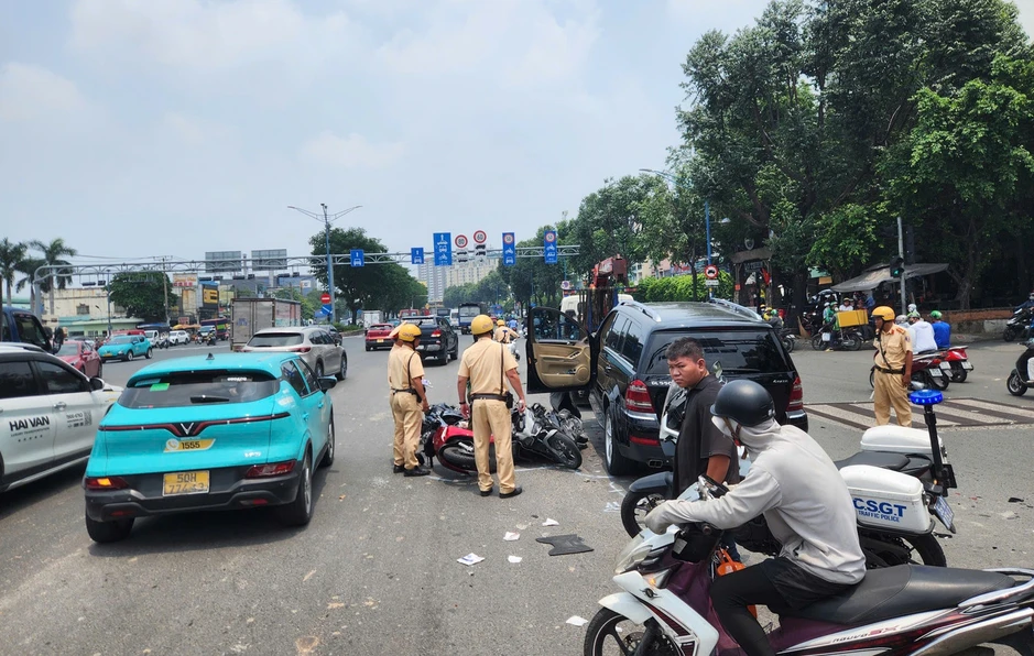 Ô tô Mercedes tông hàng loạt xe máy đang dừng chờ đèn đỏ ở TPHCM Ô tô Mercedes tông hàng loạt xe máy đang dừng chờ đèn đỏ ở TPHCM