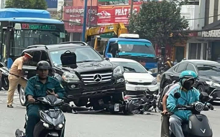 Ô tô Mercedes tông hàng loạt xe máy đang dừng chờ đèn đỏ ở TPHCM Ô tô Mercedes tông hàng loạt xe máy đang dừng chờ đèn đỏ ở TPHCM