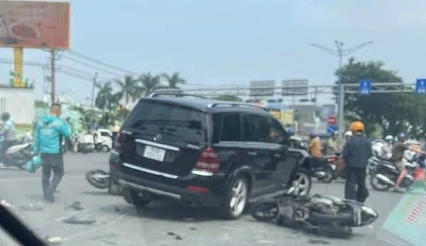 Ô tô Mercedes tông hàng loạt xe máy đang dừng chờ đèn đỏ ở TPHCM Ô tô Mercedes tông hàng loạt xe máy đang dừng chờ đèn đỏ ở TPHCM