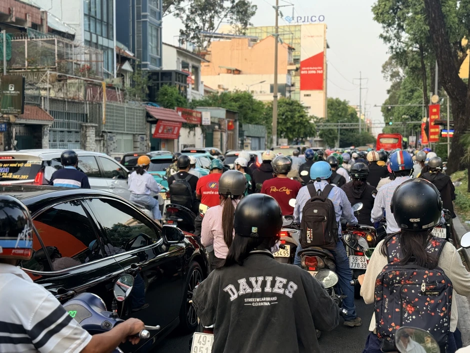 Ô tô vào làn hỗn hợp ùn ứ gây tranh cãi: Đúng luật nhưng có 'đúng tình'? Ô tô vào làn hỗn hợp ùn ứ gây tranh cãi: Đúng luật nhưng có 'đúng tình'?